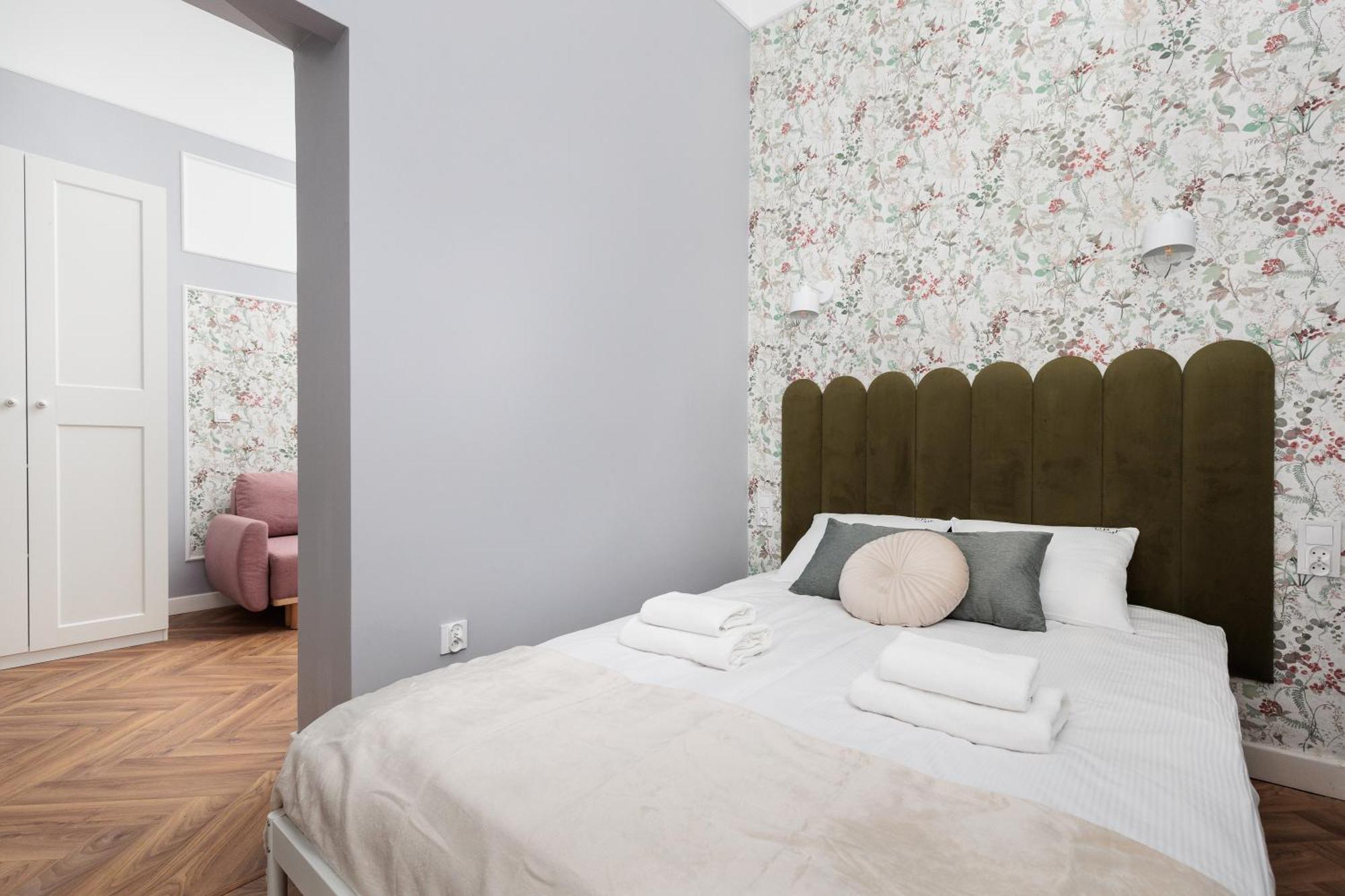Spacious & Modern 6 Bedroom - Around The Main Market Square - By Upstairs Apartment