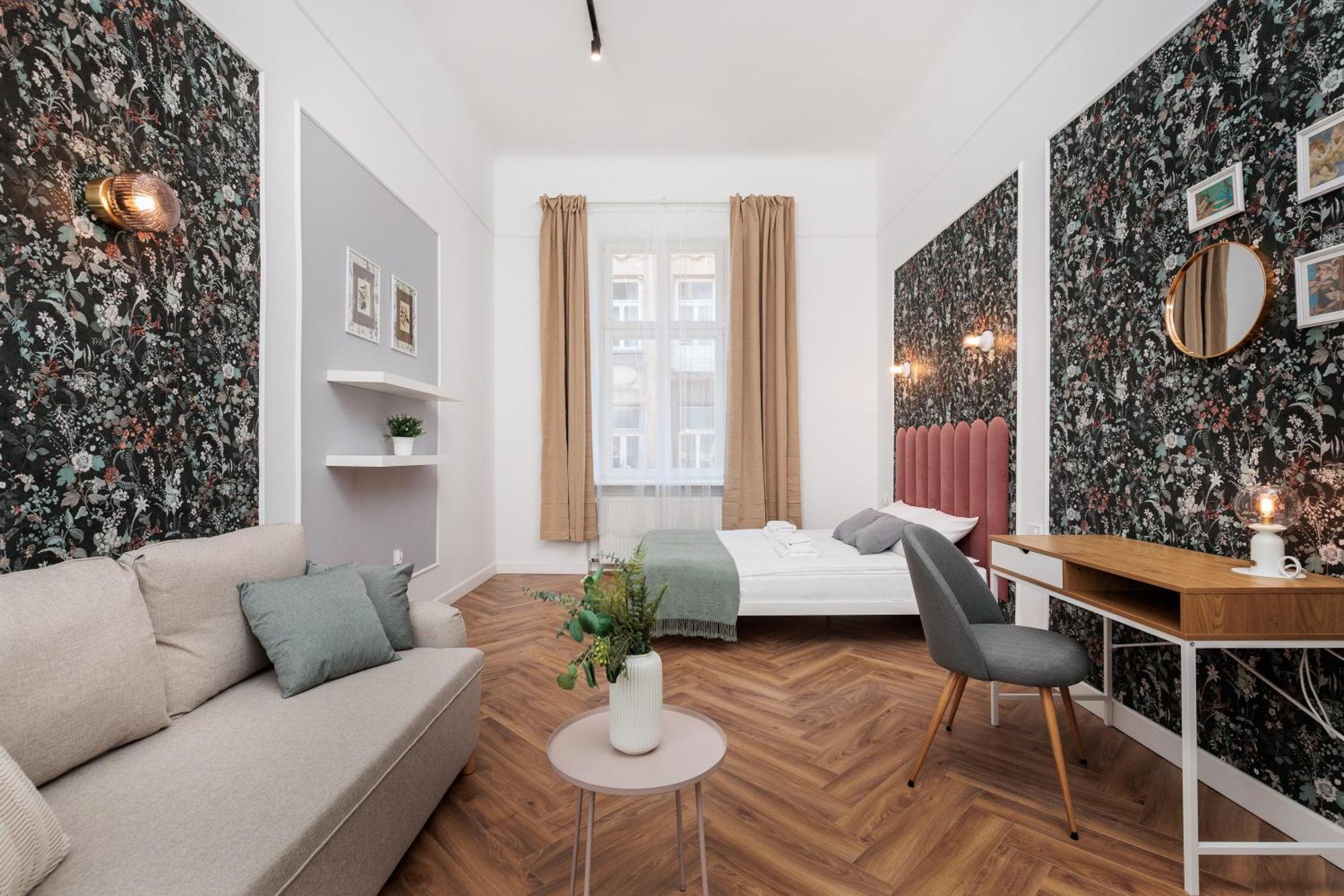 Spacious & Modern 6 Bedroom - Around The Main Market Square - By Upstairs Apartment *