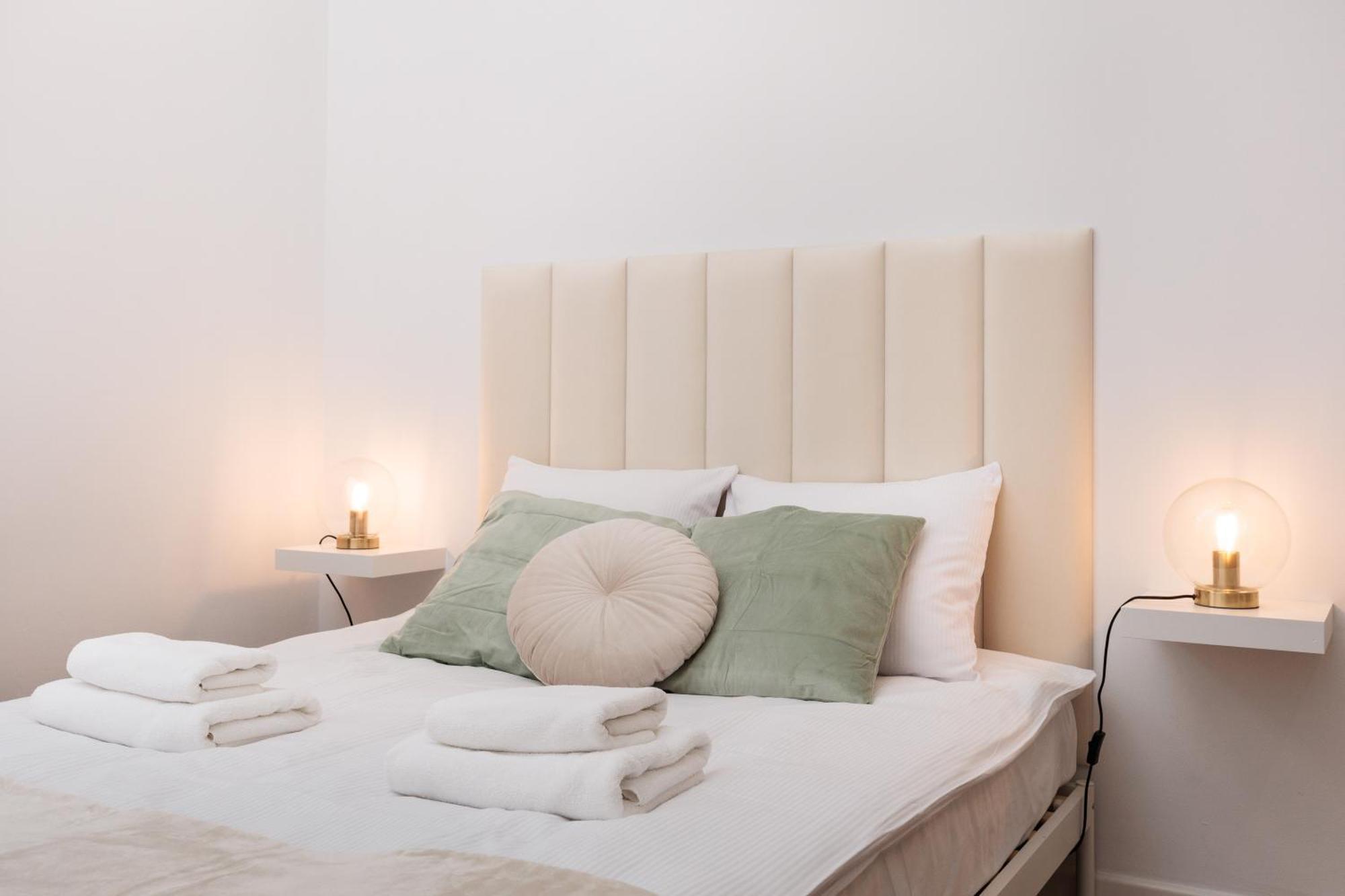 Apartment Spacious & Modern 6 Bedroom - Around The Main Market Square - By Upstairs *