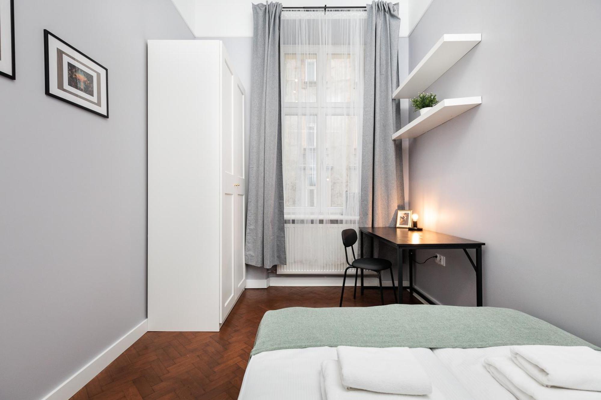 Spacious & Modern 6 Bedroom - Around The Main Market Square - By Upstairs Apartment *