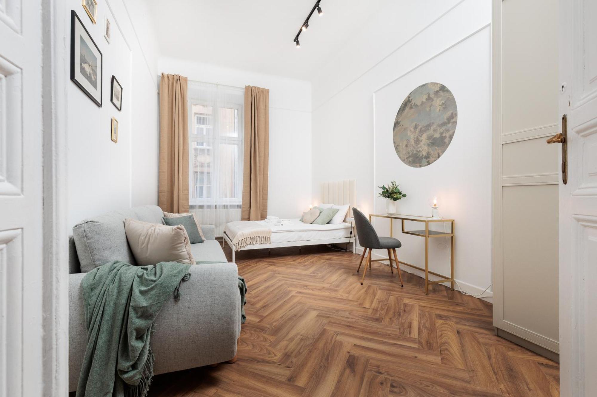 Apartment Spacious & Modern 6 Bedroom - Around The Main Market Square - By Upstairs *