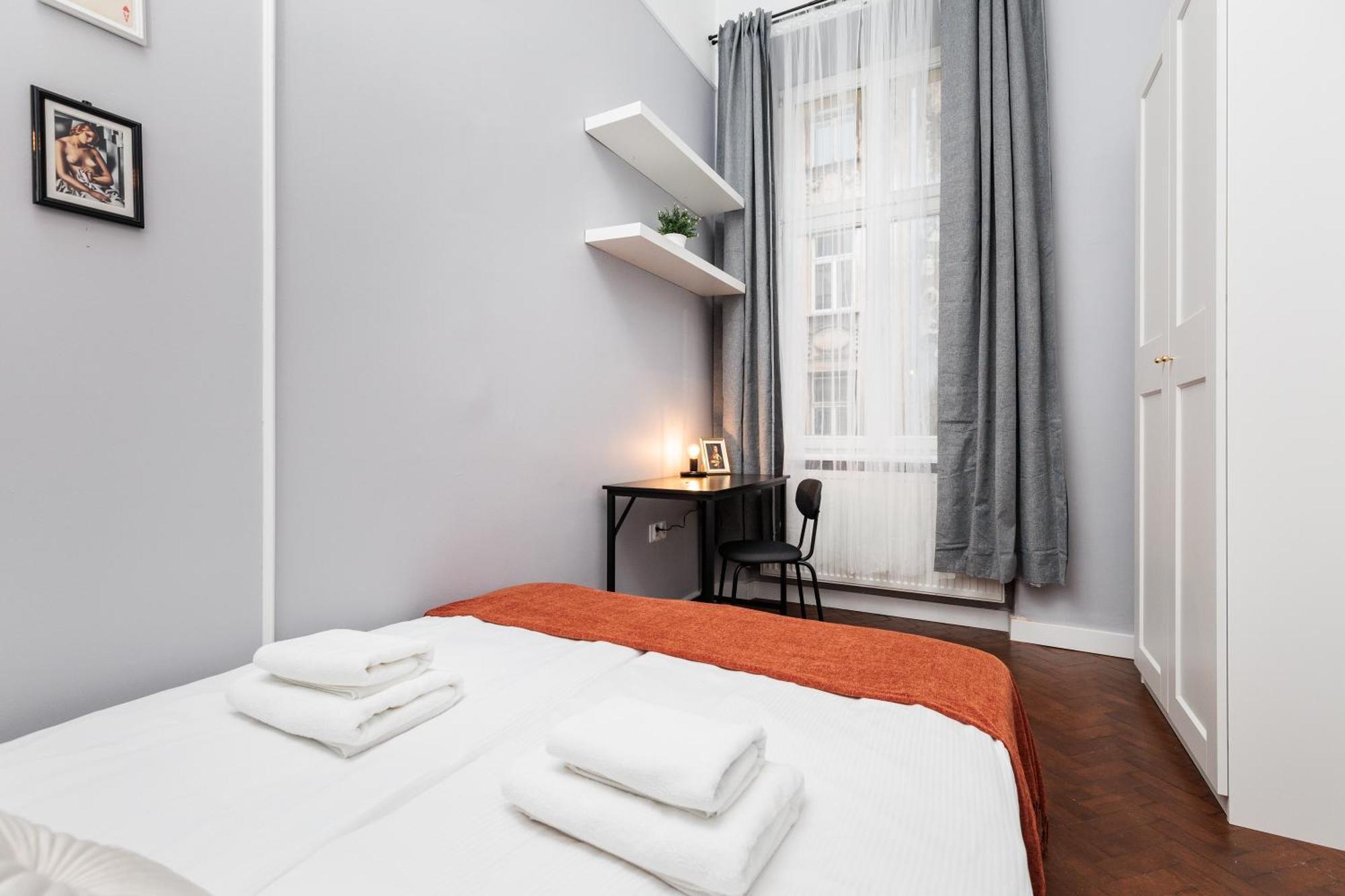 Apartment Spacious & Modern 6 Bedroom - Around The Main Market Square - By Upstairs *
