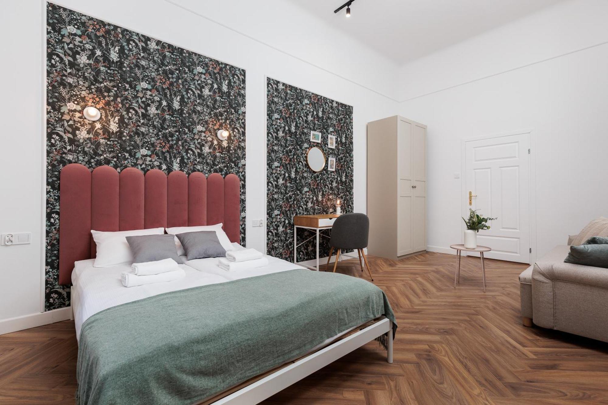 Spacious & Modern 6 Bedroom - Around The Main Market Square - By Upstairs Apartment