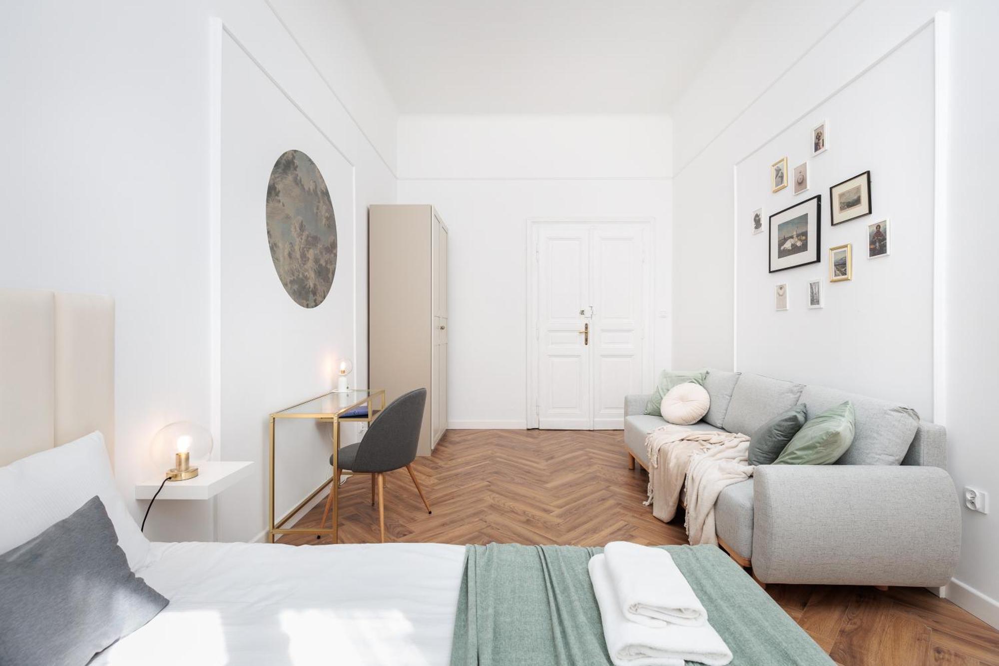 Spacious & Modern 6 Bedroom - Around The Main Market Square - By Upstairs Apartment