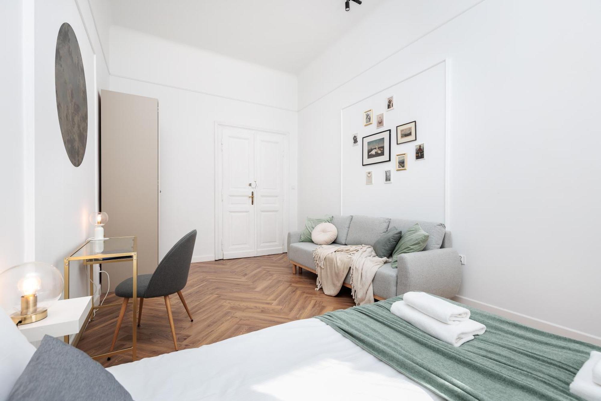Spacious & Modern 6 Bedroom - Around The Main Market Square - By Upstairs Apartment