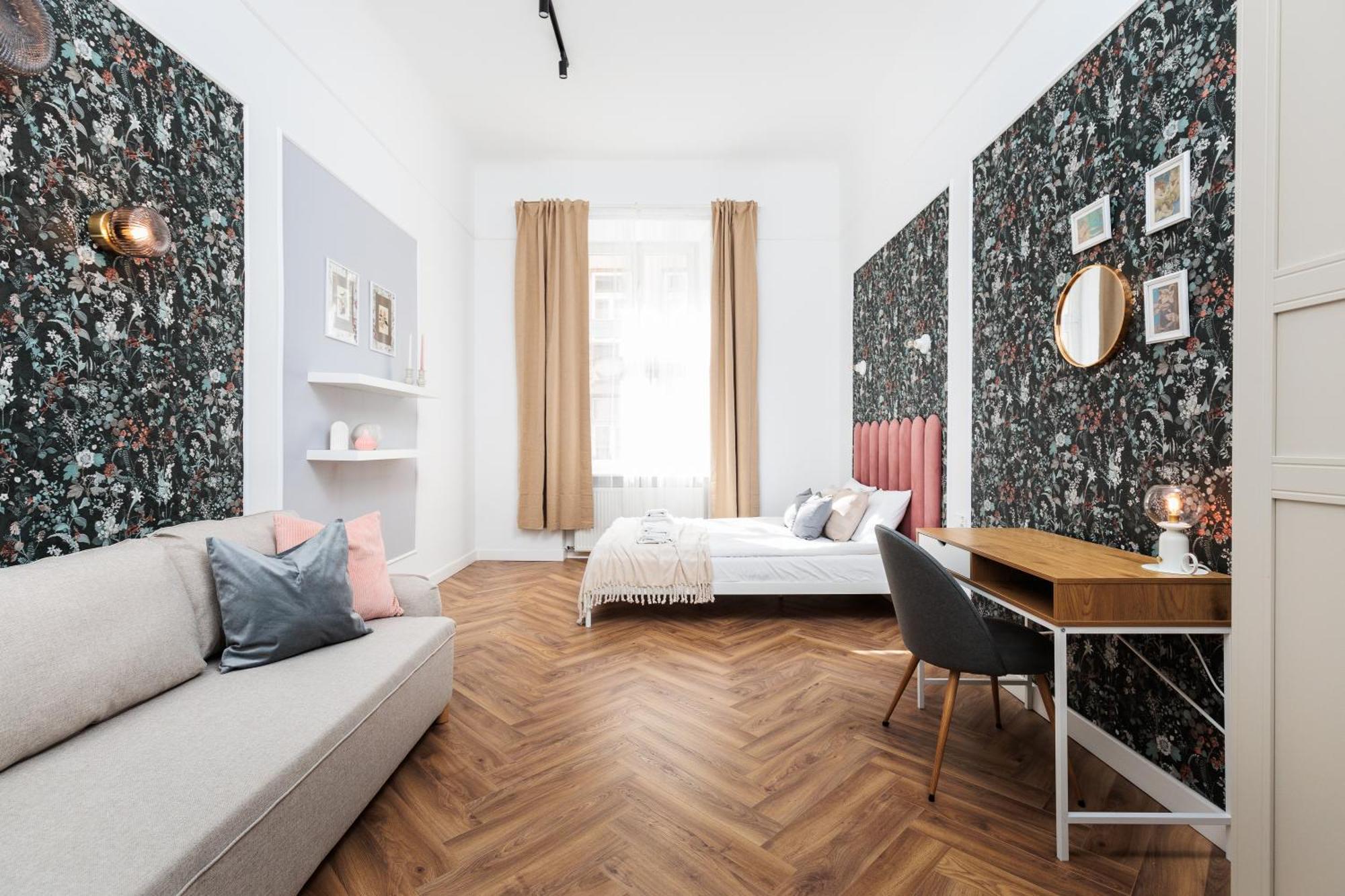Spacious & Modern 6 Bedroom - Around The Main Market Square - By Upstairs Apartment *