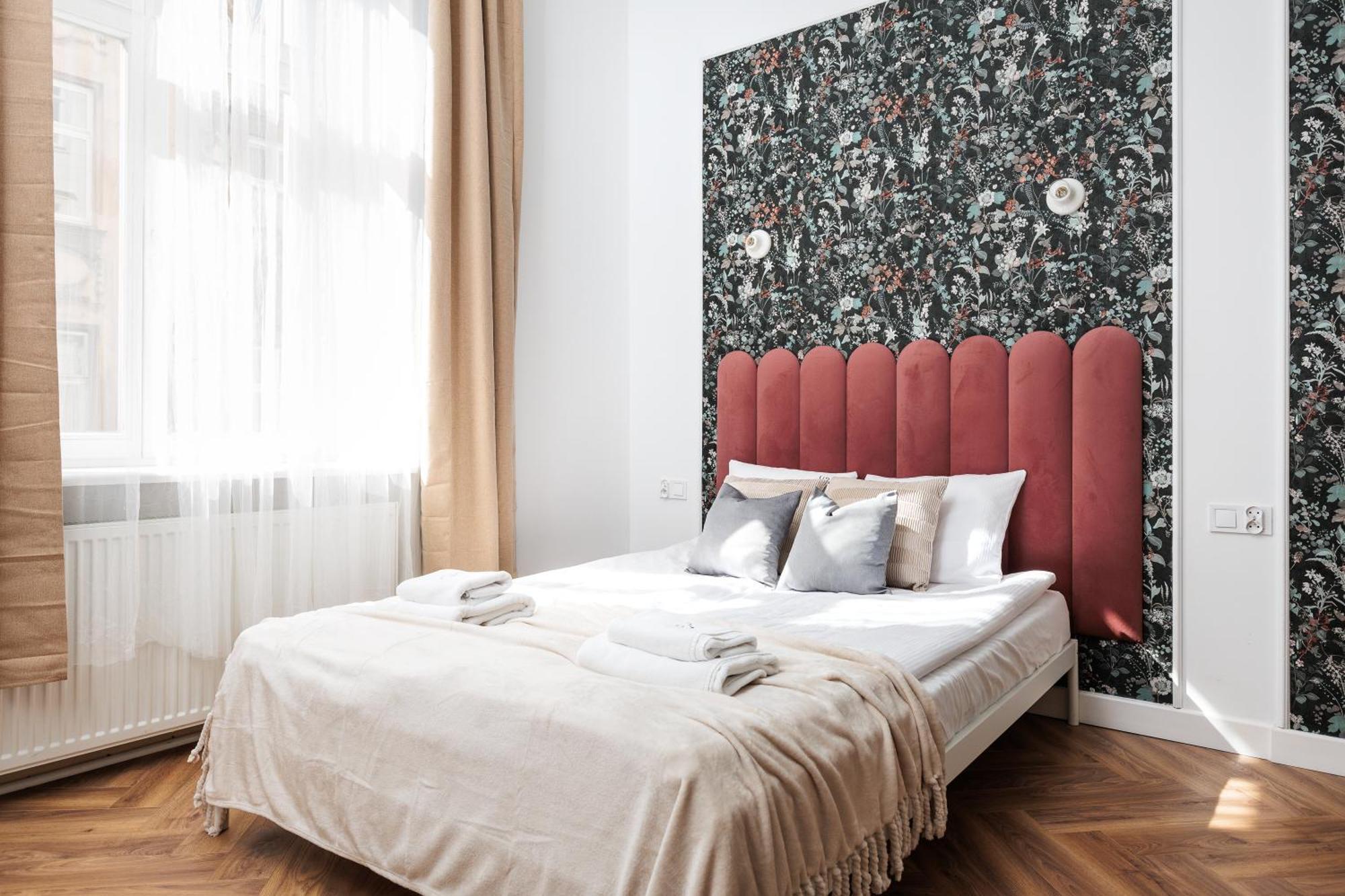 Spacious & Modern 6 Bedroom - Around The Main Market Square - By Upstairs Apartament