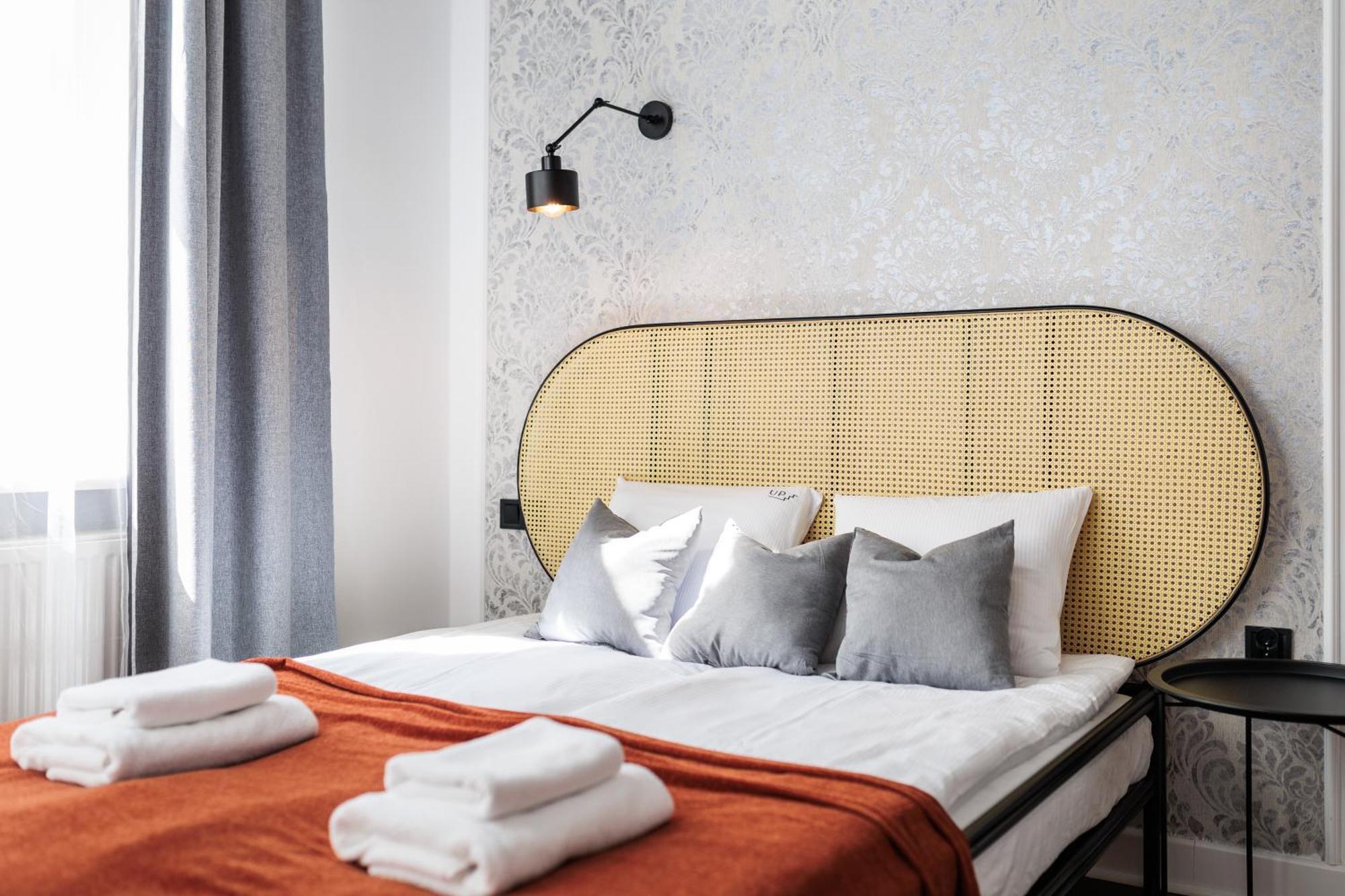 Spacious & Modern 6 Bedroom - Around The Main Market Square - By Upstairs Apartment *